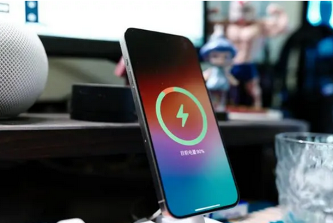 鹿城苹果15换屏服务分享用什么充电器给iPhone15充电更好 